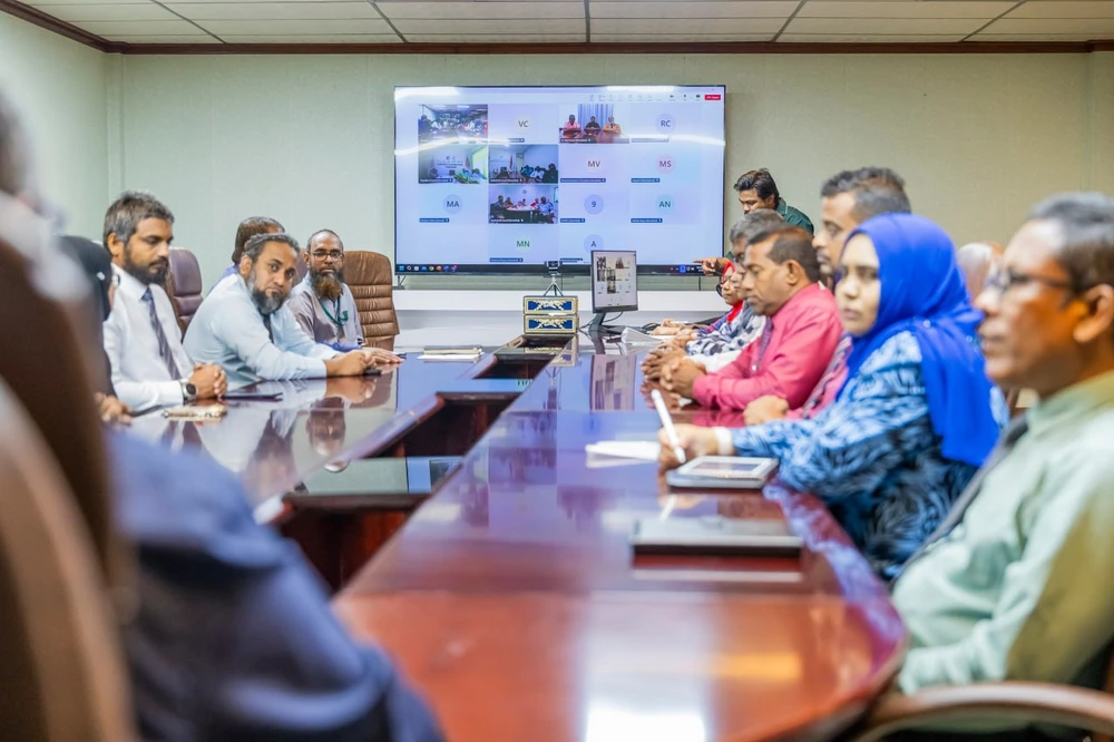 photo for ފޮޓޯ: ވ. އަތޮޅާއި މ. އަތޮޅުގެ އިމާމުން ތާޒާކުރުމުގެ ޕްރޮގުރާމް ނިންމުމުގެ ބައްދަލުވުން.